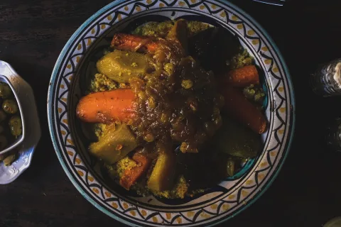 طاجين اللحم بالبرقوق واللوز المغربي